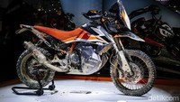 Tidak sampai disitu, alasan lain KTM memperkenalkan motor adventure ini juga menjadi pesaing BMW yang sudah mengumumkan akan memperkenalkan model terbaru GS yang bakal lebih ringan. Foto: KTM