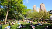 Saya lihat kemarin waktu saya di New York, di dekat Union Square itu ada apa namanya pedestrian walkway yang ada tempat untuk warga beratraksi kesenian, kata Sandiaga.