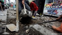 Hingga kini pengerjaan fisik trotoar dan jalan progresnya sudah mencapai 70%.