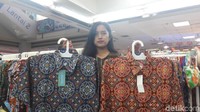 Setelah mencoba masing-masing sepotong batik, Jokowi pun membelinya. Rupanya harga batik yang dibeli itu relatif tak mahal.Harganya Rp 100.000 masing-masing, kata salah satu pedagang, Vicky, setelah tokonya dikunjungi Jokowi dan Jae-in.