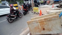 Lalu lintas sekitar pun terdampak macet karena penyempitan jalan tersebut.