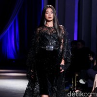 Show tunggal Ivan Gunawan menampilkan koleksi bertemakan Under The Star di The Pallas, SCBD, Jakarta, Rabu (08/10/2017). Foto: Mohammad Abduh/Wolipop