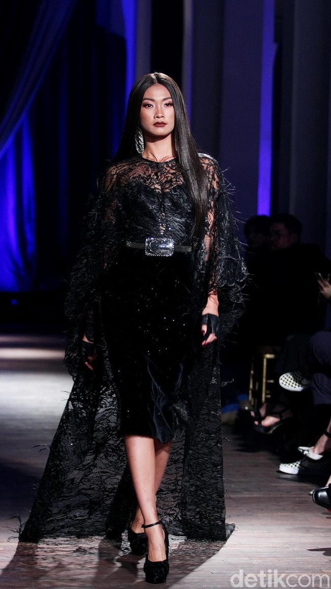 Show tunggal Ivan Gunawan menampilkan koleksi bertemakan Under The Star di The Pallas, SCBD, Jakarta, Rabu (08/10/2017). Foto: Mohammad Abduh/Wolipop