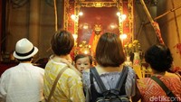 Para umat yang tengah bersembahyang. Mereka memohon doa pada Dewa Pengetahuan dan Dewa Perang yang menjadi ikon kelenteng (Randy/detikTravel)