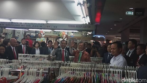 Jokowi membelikan Jae-in sebuah kemeja batik
