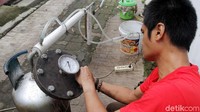 Dimas membuat BBM dari limbah plastik.