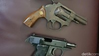 Ini dua senpi yang ditemukan saat polisi menggeledah tubuh Helmi. Senpi itu merupakan rakitan berjenis revolver. Asal usul senpi ini pun masih didalami polisi. (Foto: Senjata yang dipakai pelaku (ist)