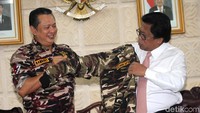 Bambang Soesatyo memakaikan baju FKPPI kepada OSO.