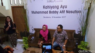 Potret Jumpa Pers Keluarga Besan Jokowi: Terima Kasih Solo!