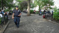 Petugas keamanan tengah berjalan di trotoar dekat taman Union Square. Foto: Internet