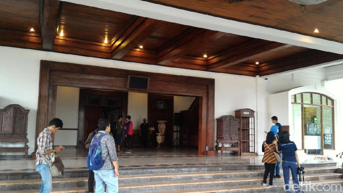 Dekorasi pernikahan Kahiyang Ayu dengan Bobby Nasution di gedung Graha Saba Buana sudah dibersihkan. Kursi-kursi dan sebagian tenda juga sudah dibongkar.