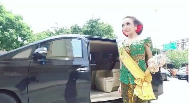 Roro Fitria hadir di pernikahan Kahiyang Ayu dan Bobby Nasution dengan kebaya. Ia mengaku sudah mempersiapkan busana sejak jauh-jauh hari. Foto: Dok. Instagram