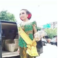 Roro Fitria hadir di pernikahan Kahiyang Ayu dan Bobby Nasution dengan kebaya. Ia mengaku sudah mempersiapkan busana sejak jauh-jauh hari. Foto: Dok. Instagram
