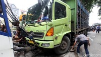 Truk bermuatan air mineral itu sedang dievakuasi.