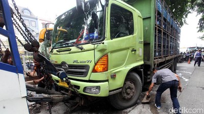 Ini Truk yang Tabrak Separator Busway di Simprug