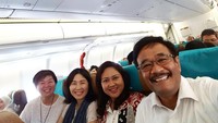 Di dalam pesawat, Djarot, Happy dan Veronica Tan tampak akrab. Mereka pun selfie bersama. Foto: Instagram/Happydjarot