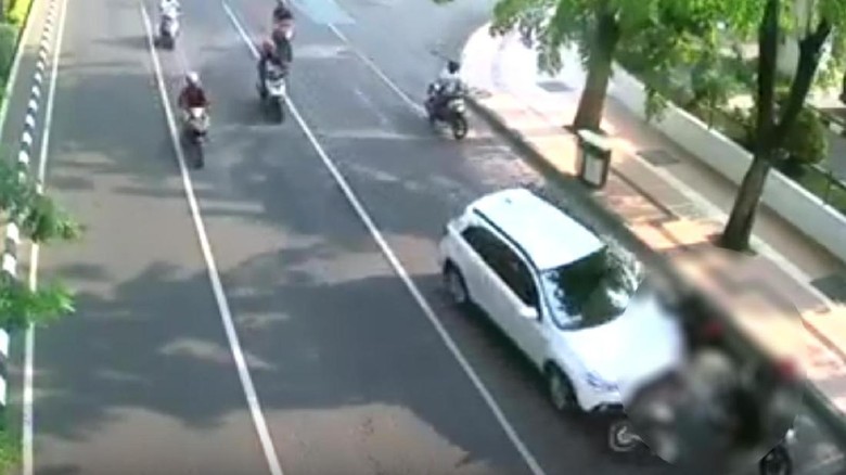 Polisi Periksa Pengemudi Mobil yang Tabrak 3 Motor di Surabaya Polisi Periksa Pengemudi Mobil yang Tabrak 3 Motor di Surabaya