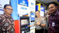 Senior Vice President Divisi Transactional Banking Bank BRI Mochammad Suratin bersama Kepala Kepolisian RI Tito Karnavian dan Vice President Divisi Institution I Bank BRI Riadi Arief Aladin menjajal Pembayaran Samsat Online Nasional melalui jaringan Bank BRI dalam rangka modernisasi polantas di Jakarta, Kamis (9/11/2017). Foto: dok. BRI