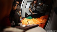 Jenazah dr Letty Sultri dimasukan ke ambulans.