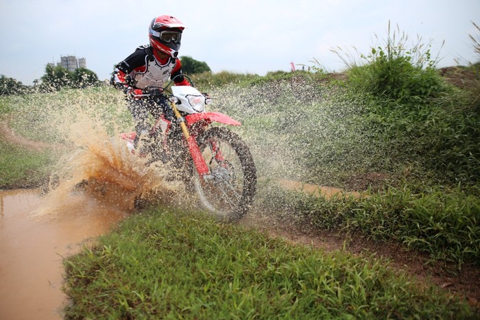 PT Astra Honda Motor (AHM) meluncurkan All New Honda CRF150L dengan desain dan performa mesin motor on-off sport sejati yang siap menghadirkan petualangan menyenangkan melebihi ekspektasi pengendaranya. Motor ini mampu menaklukan tantangan di segala kondisi medan sehingga memberikan kebebasan pengendaranya untuk menikmati segala petualangan.
