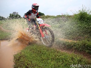5 Perlengkapan Berkendara Ini Wajib Dipakai saat Main Motor Offroad