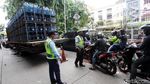 Ini Truk yang Tabrak Separator Busway di Simprug