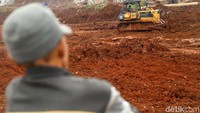 Warga melihat proses pembangunan Tol Desari.