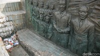 Sampah juga mengotori monumen.