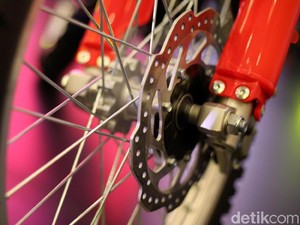 Tahu Tidak, Kenapa Motor Trail Selalu Pakai Pelek Jari-Jari?