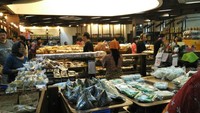 Aneka kue basah juga dijual di toko kue ini. Lihat saja pelanggannya, rata-rata sudah berusia cukup dewasa. Itu pertanda mereka adalah pelanggan setia yang selalu balik ke sini kalau sedang berada di Solo (Wahyu/detikTravel)