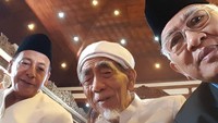 Gus Mus, Mbah Moen dan Habib Luthfi selfie di resepsi pernikahan Kahiyang dan Bobby Nasution. Banyak yang bilang foto ini bikin adem. Setuju? (Instagram/Gus Mus)