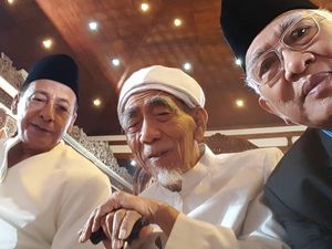 Potret Kekompakan Gus Mus-Mbah Moen-Habib Luthfi Saat Jokowi Mantu
