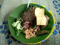 Enaknya di Solo sarapan pecel yang khas ini.