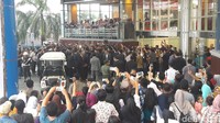 Warga menjadi riuh ketika Jokowi dan Jae-in tiba di Mal BTM, Kota Bogor, Jawa Barat, Kamis (9/11/2017)
