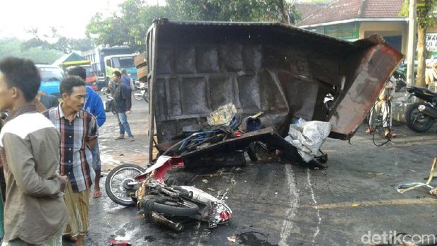 Dua truk tabrakan dan terguling di Jember/