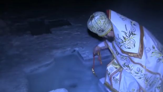 Brrr! Rusia Punya Festival Baptis di Sungai Es