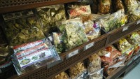 Selain produk kuenya sendiri, Toko Orion juga menyediakan aneka jenis oleh-oleh lainnya. Contohnya keripik-keripik ini (Wahyu/detikTravel)