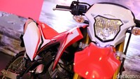 Honda CRF150L tersedia dengan warna Extreme Red.