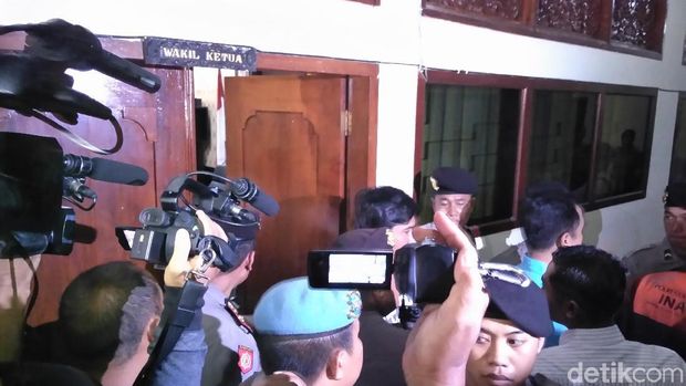 Penggeledahan oleh polisi di kantor DPRD Bali