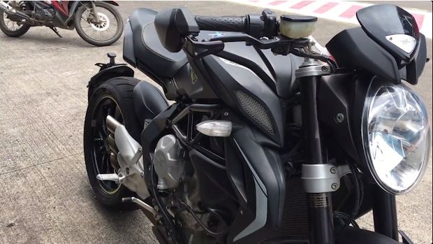 Waduh! Ngebut di Sentul Pakai Moge, Nikita Mirzani Sempat Jatuh