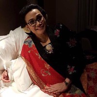 Anggun berkebaya kutu baru dengan selendang batik dari kain ATBM warna merah, di pernikahan Kahiyang Ayu dan Bobby. Foto: Facebook/Sri Mulyani