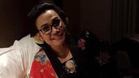 Sri Mulyani terlihat cantik memakai busana kebaya motif bunga dipadu sanggul. Banyak netizen memuji penampilannya manglingi atau bikin pangling. Foto: Facebook/Sri Mulyani