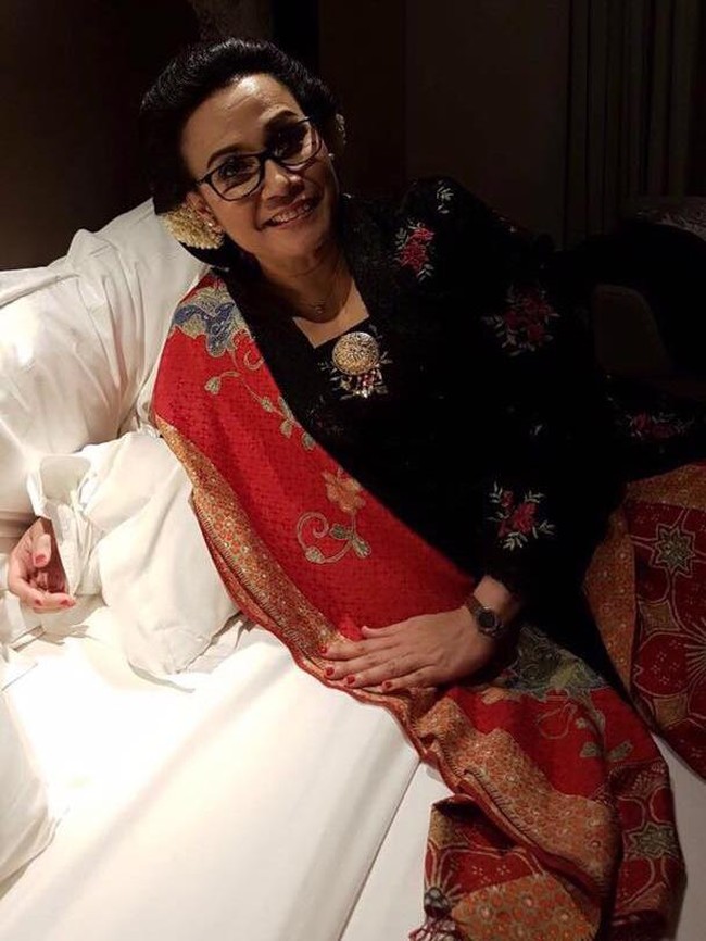 Anggun berkebaya kutu baru dengan selendang batik dari kain ATBM warna merah, di pernikahan Kahiyang Ayu dan Bobby. Foto: Facebook/Sri Mulyani