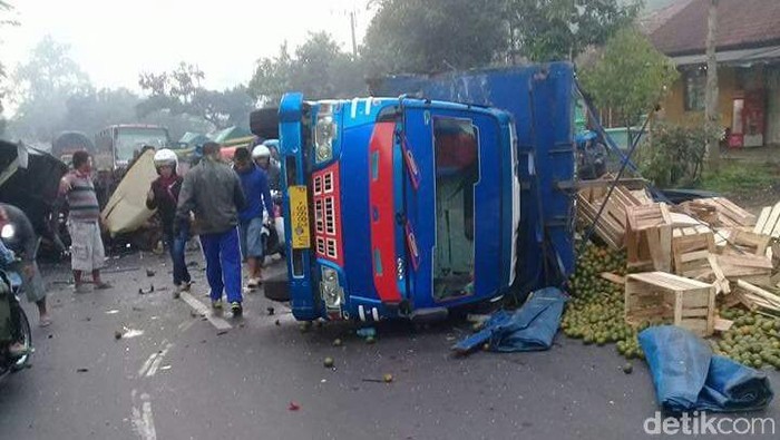 Dua Truk Tabrakan di Jalur Surabaya-Lumajang, Dua Orang Luka
