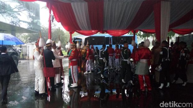 Hujan deras mengguyur kawasan Bogor. Namun Paspampres mengaku siap menyambut Jae-in meski harus hujan-hujanan