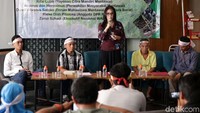 (Kiri-kanan) Eksekutif Nasional WALHI Zenzi Suhadi, Perwakilan Yayasan Citra Mandiri Mentawai Rifai Lubis, Anggota DPR RI Rieke Diah Pitaloka, Perwakilan Masyarakat Mentawai Heronimus dan Forum Mahasiswa Mentawai Sumatera Barat Daudi Silvanus Satoko menjadi pembicara saat digelarnya pemberian pernyataan bersama tolak hutan tanaman industri di hutan Siberut, Mentawai, Kamis (9/11).