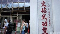 Berlokasi di Hollywood Road, Hong Kong, berdiri Kelenteng Man Mo atau yang disebut juga Kelenteng Wen Wu. Dibuat tahun 1847, kelenteng tertua di Hong Kong itu didedikasikan untuk Dewa Pengetahuan Man Tai dan Dewa Perang Mo Tai (Randy/detikTravel)