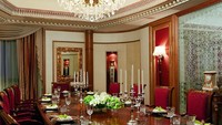 Fasilitas di kamar Royal Suite, sebuah dining room berkapasitas 14 tamu. Sungguh mewah dan luas (Ritz Carlton Riyadh)