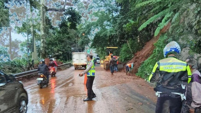 Tebing di Jalan Raya Puncak Longsor, Banyak Pemotor Tergelincir