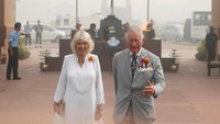 Kabut beracun juga menyelimut India Gate, memorial perang yang sedang dikunjungi Pangeran Inggris Charles dan istrinya, Camilla. Foto: REUTERS/Cathal McNaughton